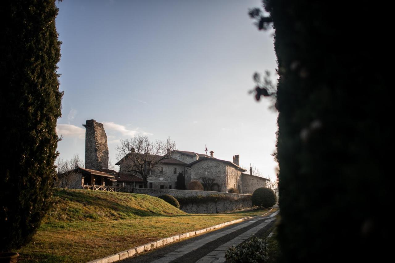 Castello Di Cernusco Lombardone Bed & Breakfast Екстериор снимка