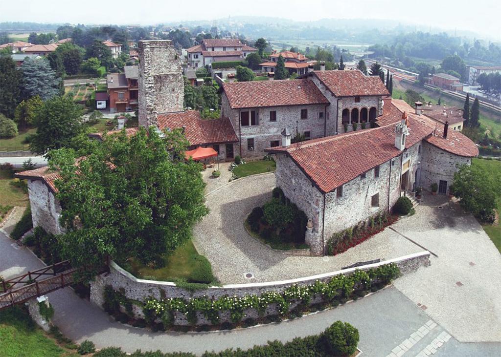 Castello Di Cernusco Lombardone Bed & Breakfast Екстериор снимка