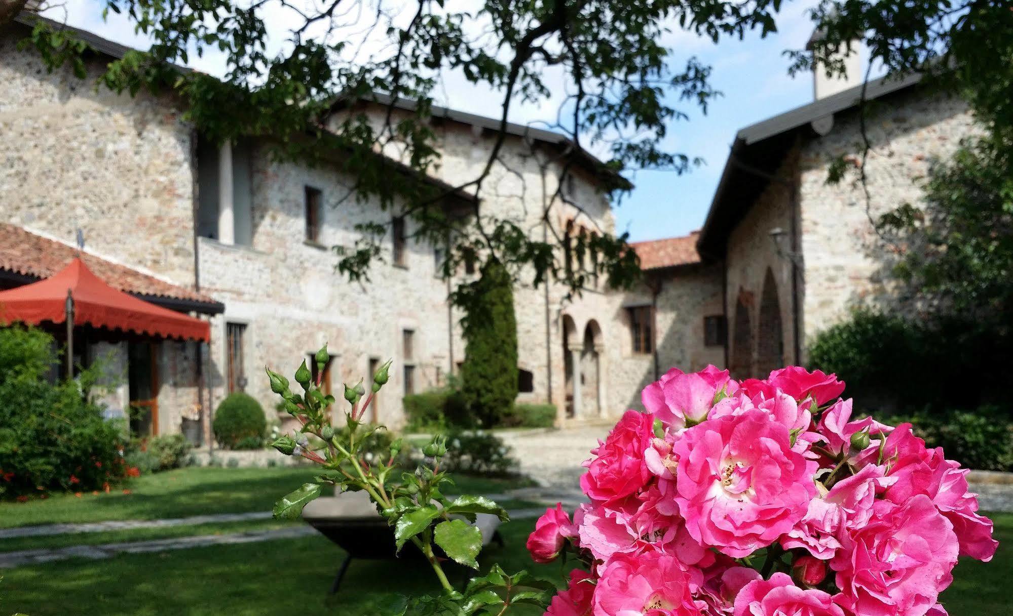 Castello Di Cernusco Lombardone Bed & Breakfast Екстериор снимка