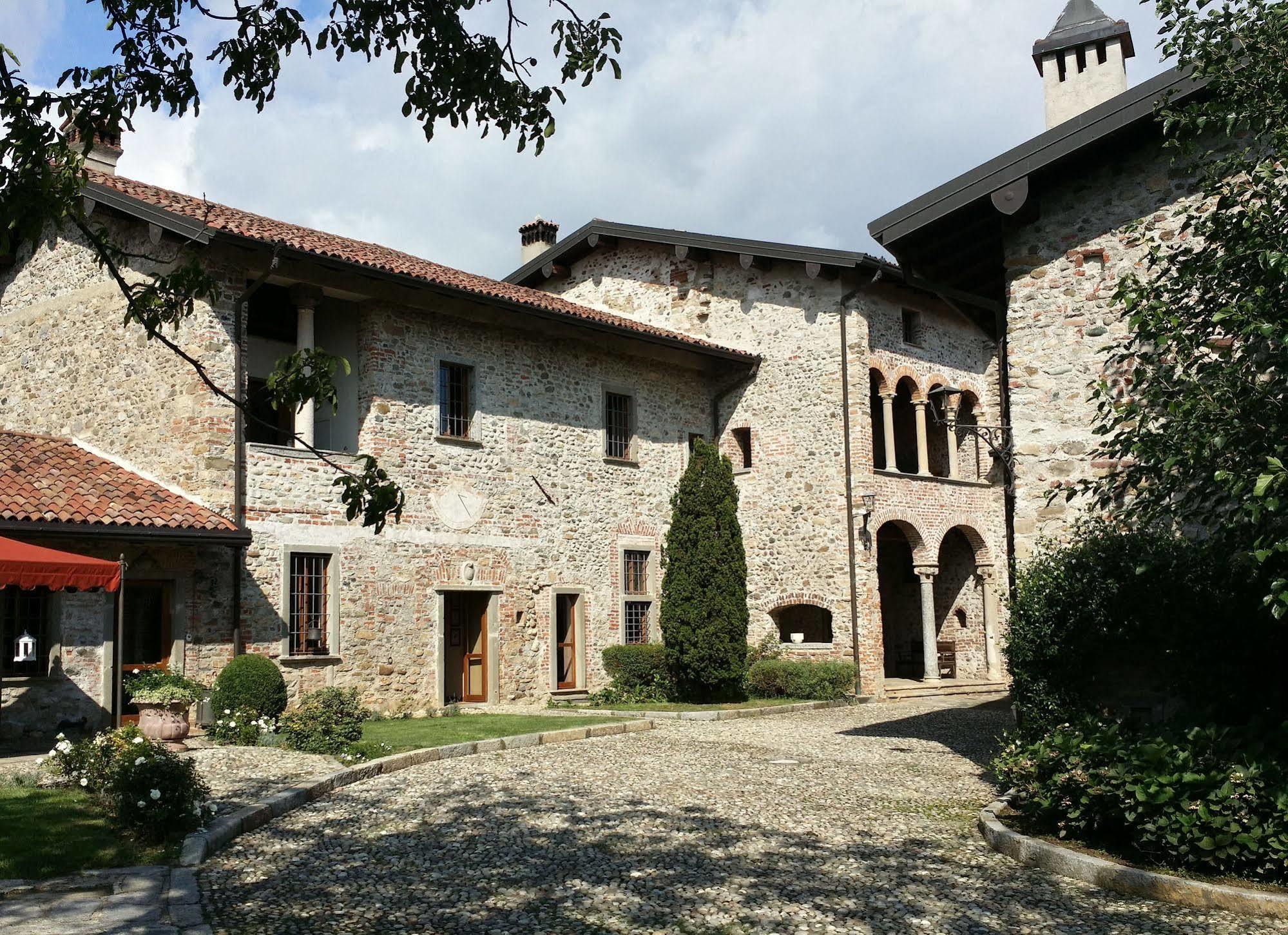 Castello Di Cernusco Lombardone Bed & Breakfast Екстериор снимка