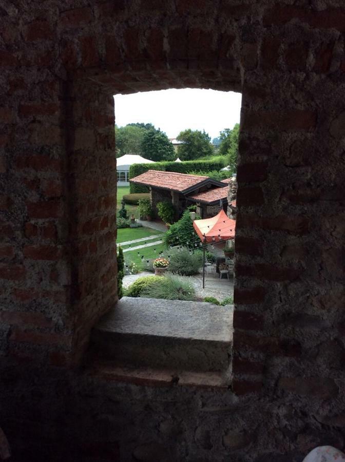 Castello Di Cernusco Lombardone Bed & Breakfast Екстериор снимка